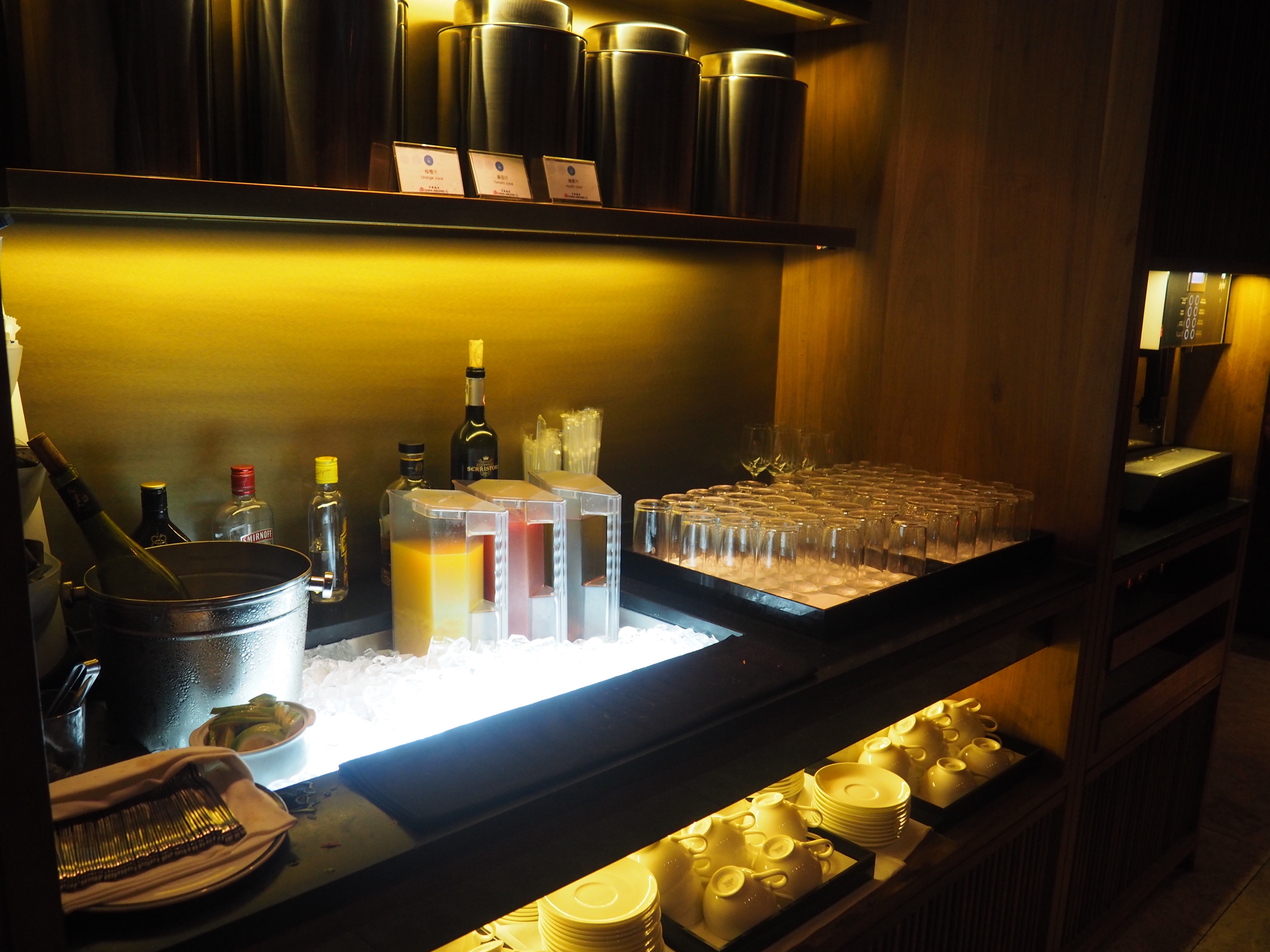 China Airlines lounge first class business class flights travel | Shades of Pinck