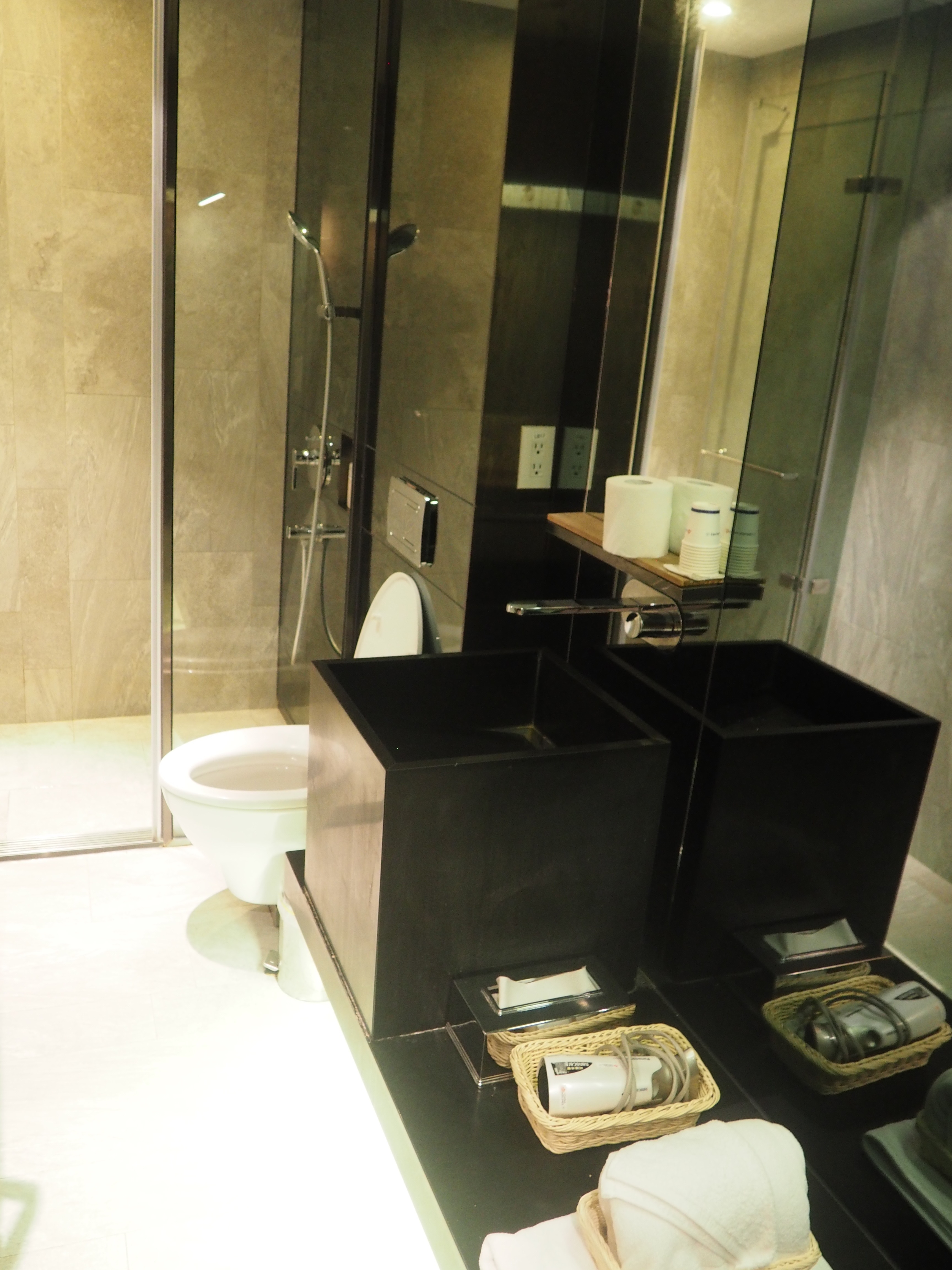 China Airlines lounge first class business class flights travel | Shades of Pinck