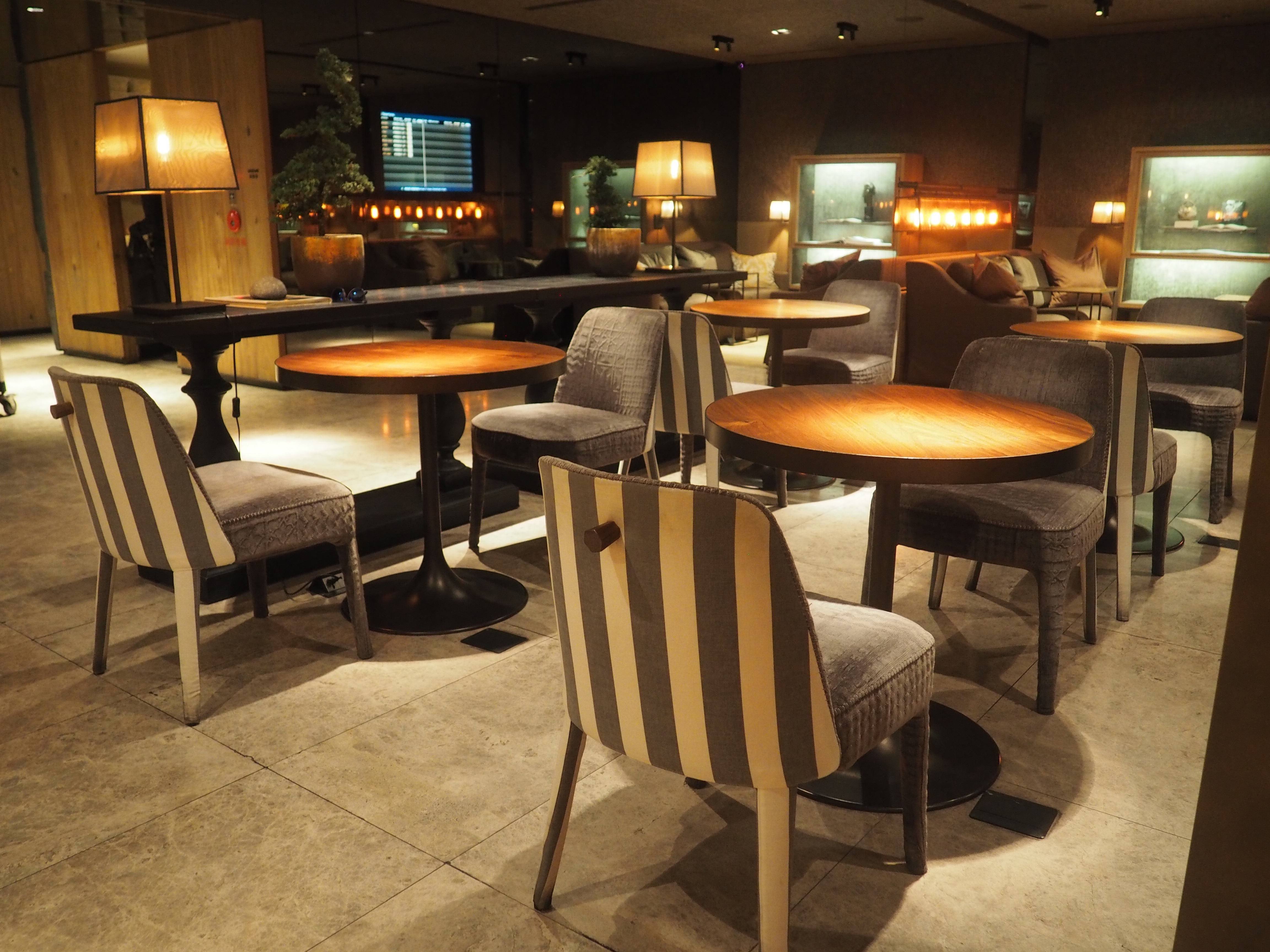 China Airlines lounge first class business class flights travel | Shades of Pinck