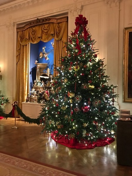 White house Christmas holiday party // Shades of pinck