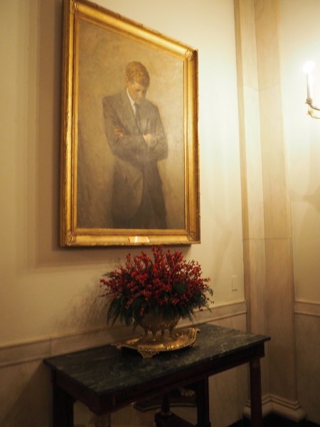 White house Christmas holiday party // Shades of pinck