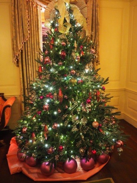 White house Christmas holiday party // Shades of pinck